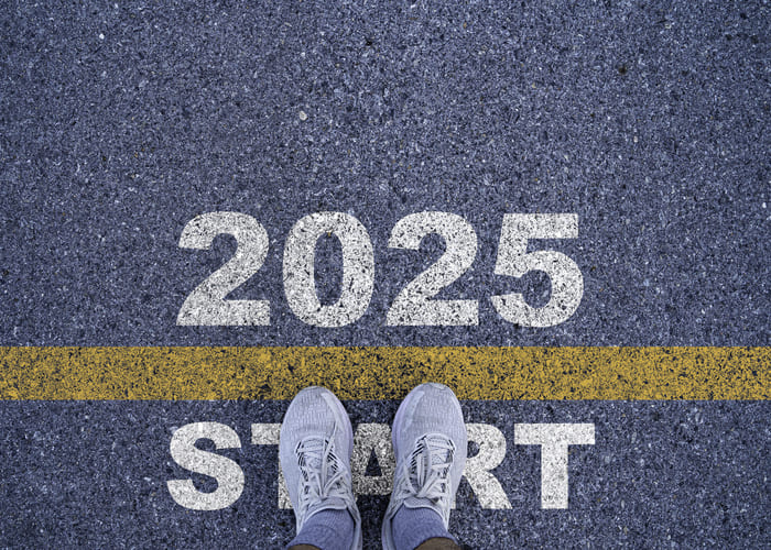 Runner standing at the starting point with 2025 year for starting in new year 2025 to achieve business planing and success concept.